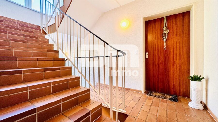 Hochklassige Dreizimmerwohnung im 1.OG mit Loggia + TG Stellplatz in gesuchter Lage - Treppenhaus